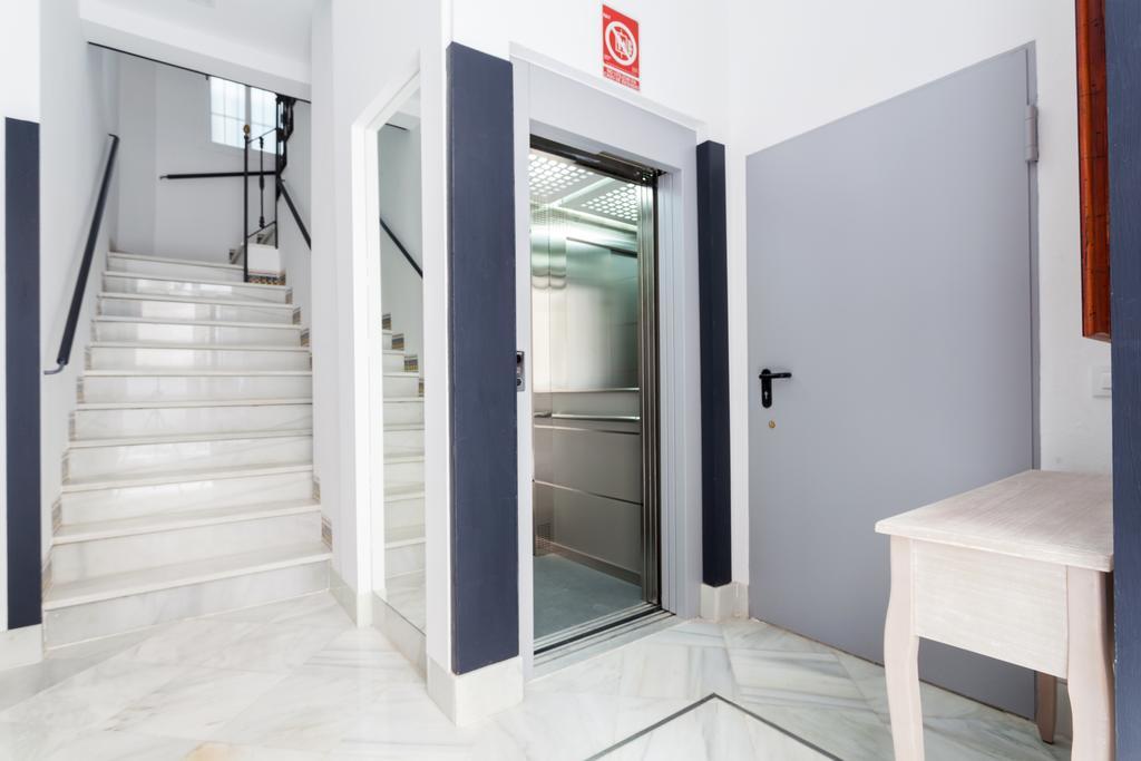 Hostly Acetres 2A-Penthouse In City Center-Fibre-Parking Opt セビリア エクステリア 写真